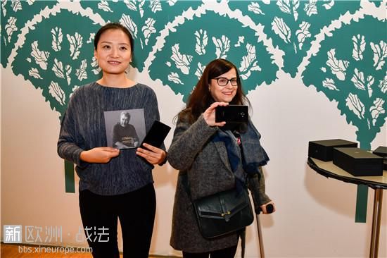 法国蓬皮杜艺术中心收藏小米MIX系列手机